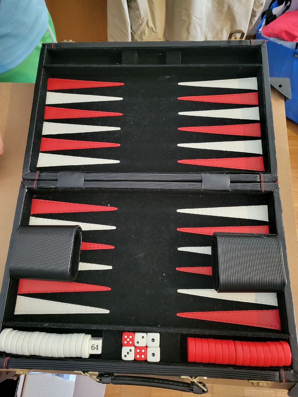 Giochi: Backgammon Spiel schwarz rot mit Koffer gebraucht – Usato da Riniken venduto da Daisy91