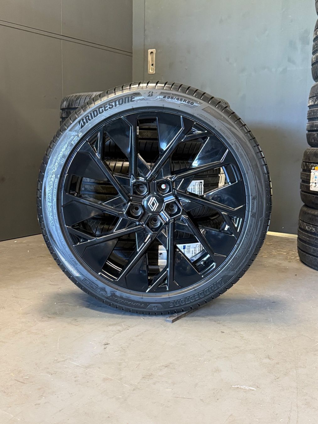 Renault Pneumatici & Ruote complete: Originale Renault Scenic E-Tech Sommerräder 20zoll Neu – Nuovo e nell'imballaggio originale da Gerlafingen venduto da Pneu-Puric 1