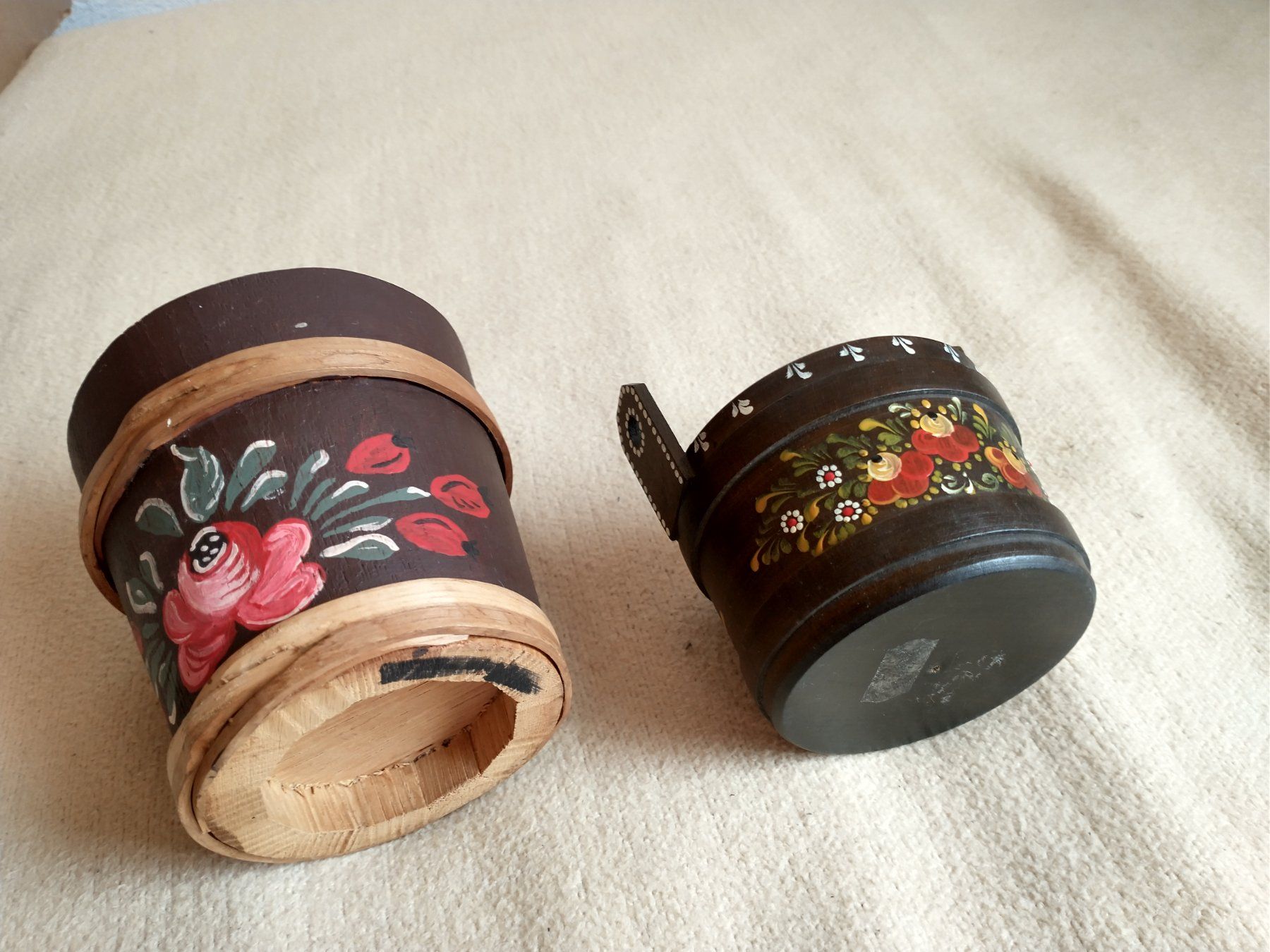 Toutes les décorations: 2 Holz Gefässe/Eimerli, handbemalt mit Blumenmuster – D'occasion à Löhningen par Chimae67 3