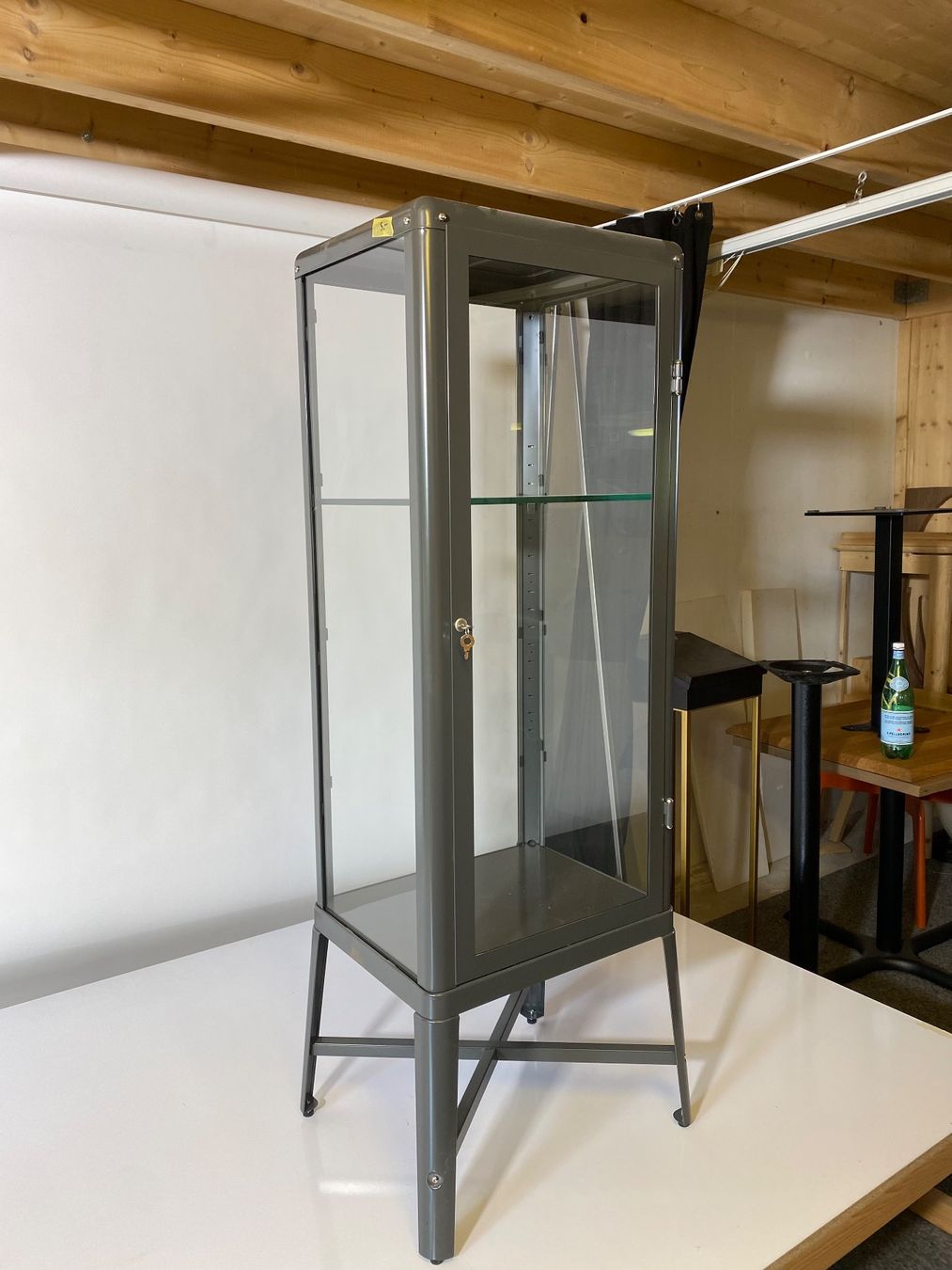 Vitrines: Vitrine Grau – D'occasion à Otelfingen par dekor01