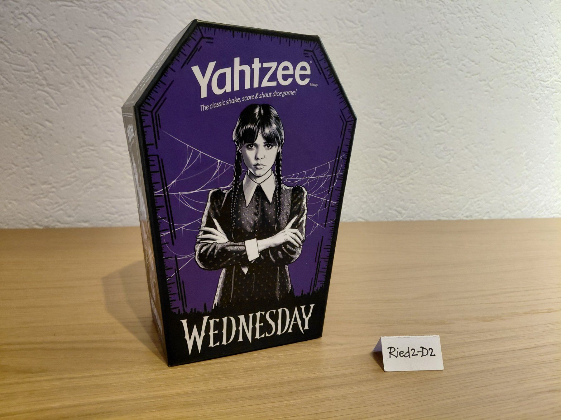Giochi: Wednesday Mercredi Addams Yahtzee. NEW – Nuovo (secondo la descrizione) da La Chaux-de-Fonds venduto da Ried2-D2