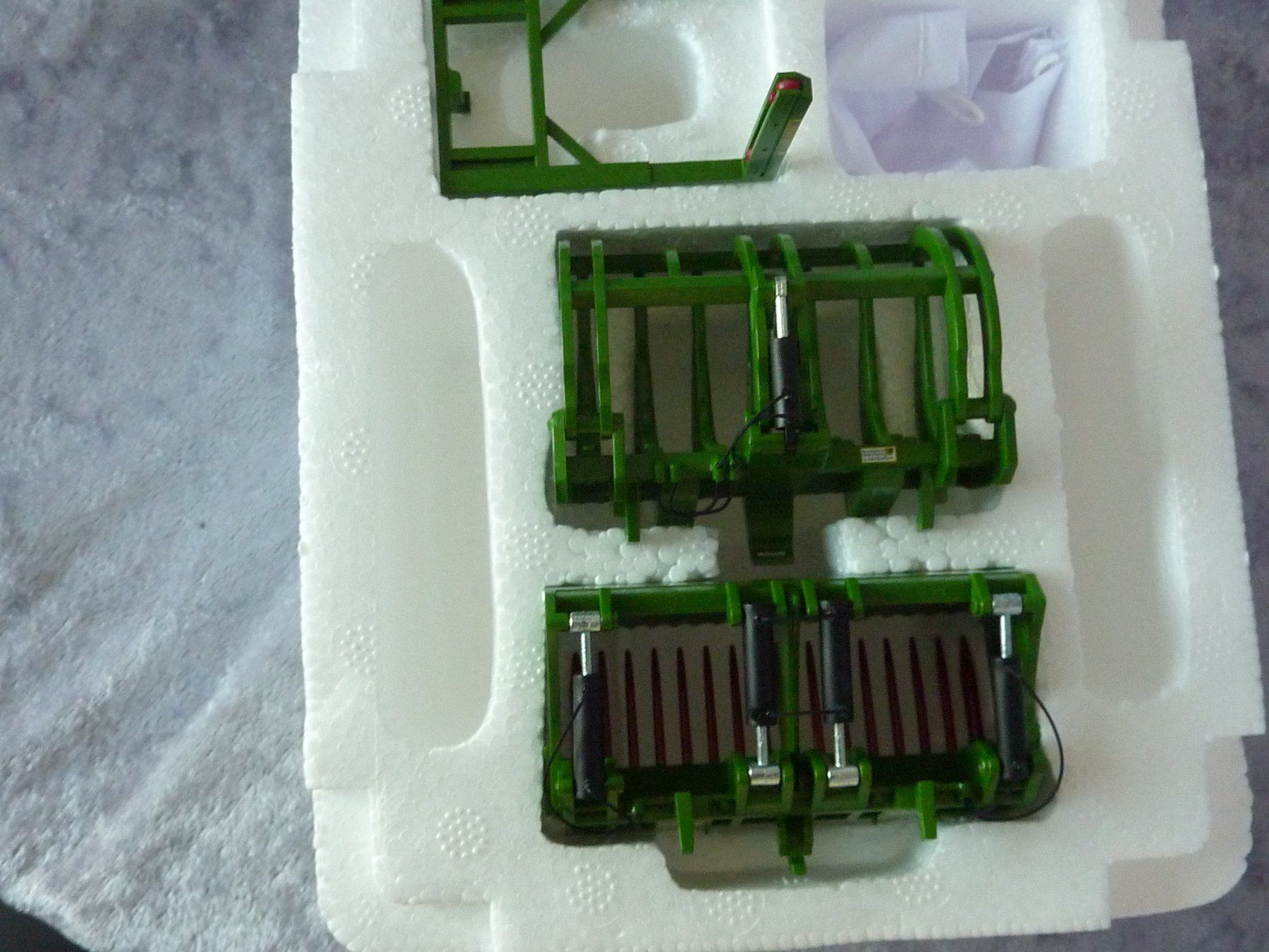 Wiking Kit di modellismo & Modellini statici: Frontlader Werkzeugset B John Deere grün 1:32 – Nuovo (secondo la descrizione) da Dürrenäsch venduto da modellautos4you 4