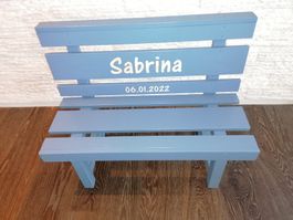 Schöne Kindersitzbank aus Massivholz als Taufgeschenk
