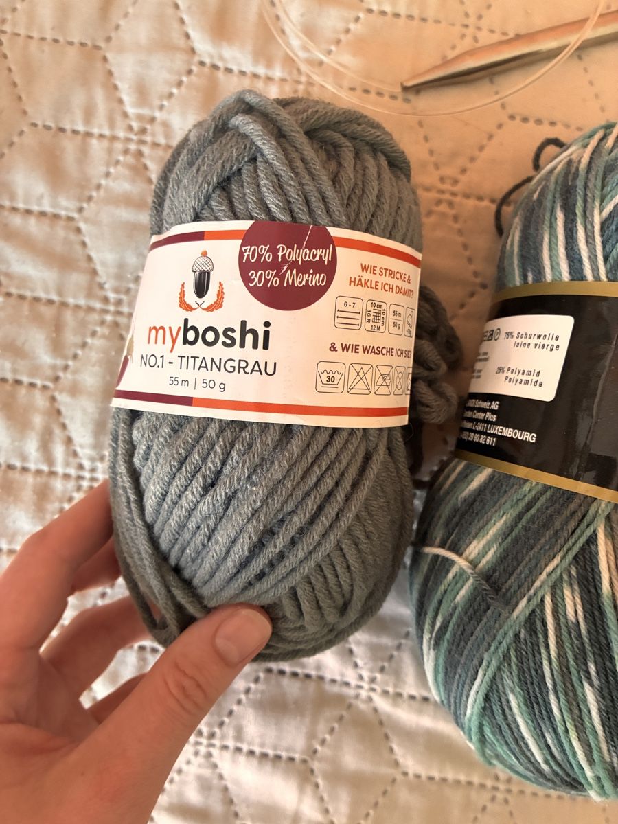 Lana: Knitting Set: 2x Yarn Balls & Needles! – Nuovo (secondo la descrizione) da Untersiggenthal venduto da mic_ksv9 1
