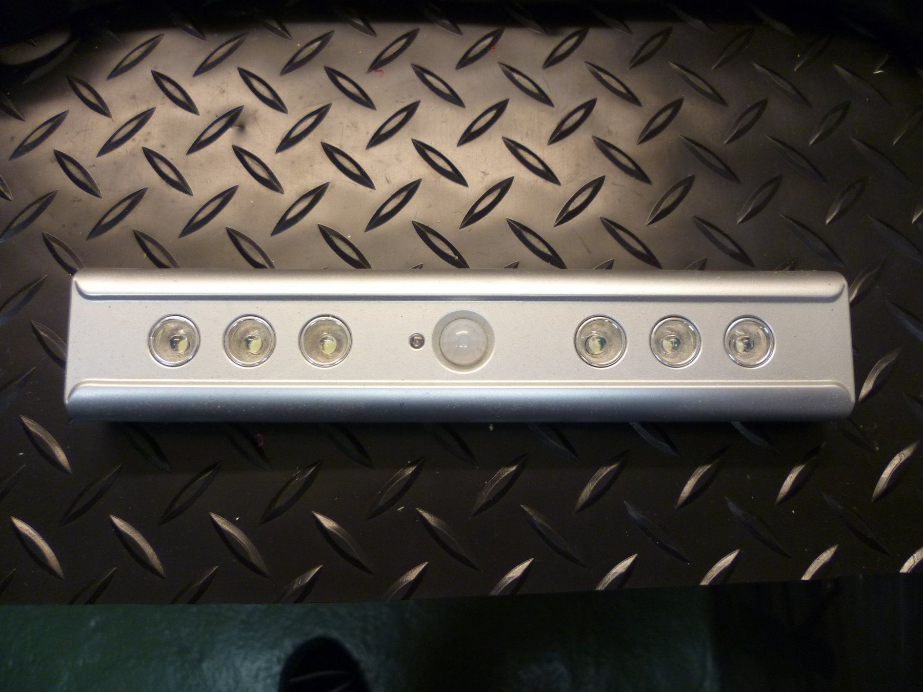 Lampes: LED-NACHTLEUCHTE MIT BEWEGUNGSMELDER – Neuf (Voir description) à Safenwil par universum78