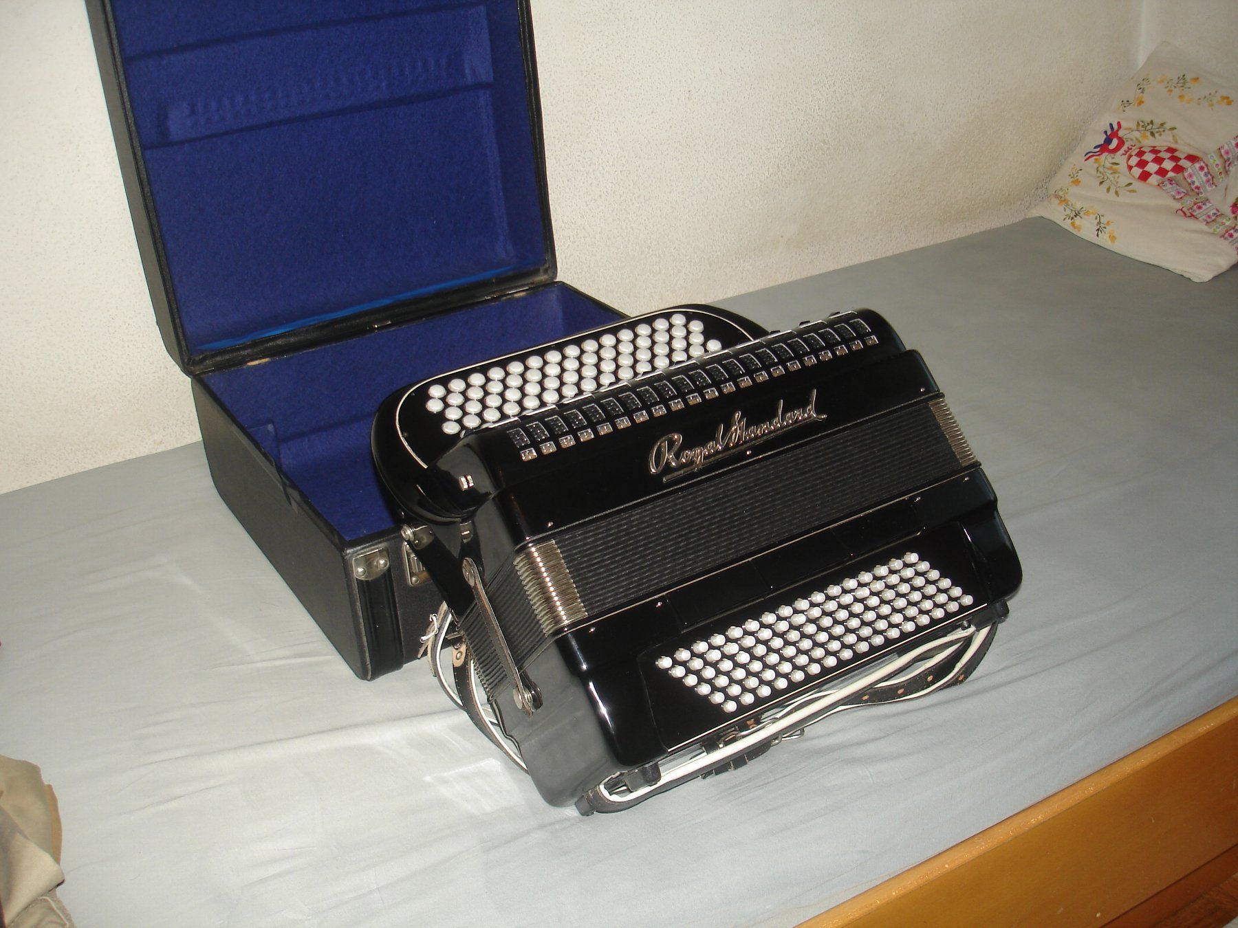 Strumenti musicali: ROYAL STANDARD AKKORDEON INKL KOFFER – Usato da Basel venduto da FirstClass4000