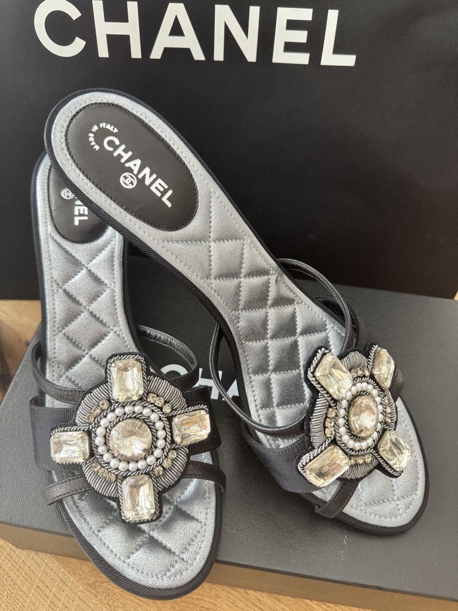 Chanel Damenschuhe: Chanel Pantolette schwarz Satin / Rips – Neu (gemäss Beschreibung) aus Wallisellen von Corinne.-