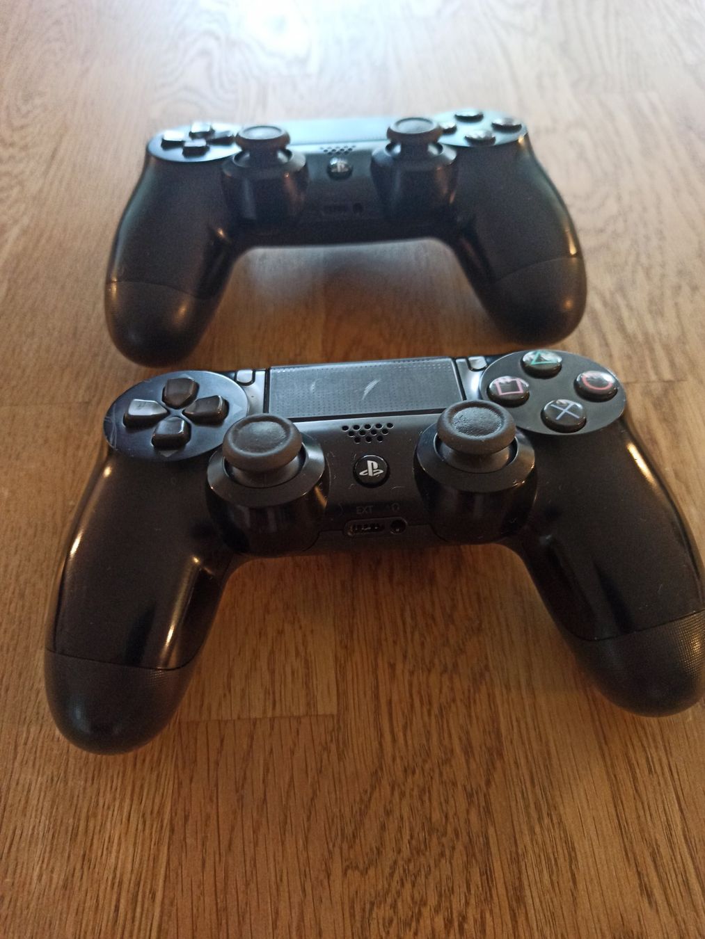 Controller: 2 x Original Controller Sony PS4 Wireless DualShock 4 V2 – Usato da Oberweningen venduto da mar_87mx 1