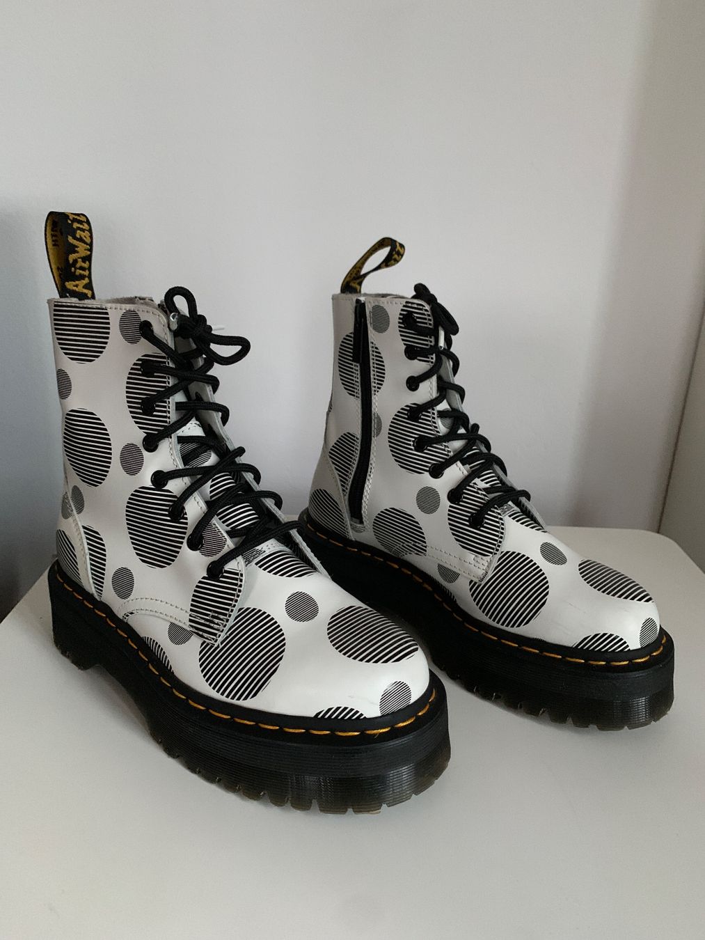 Dr. Martens Damenschuhe: Dr. Martens: weiss gemusterte Jadon Boots, 39 – Gebraucht aus Luzern von designluzern 1