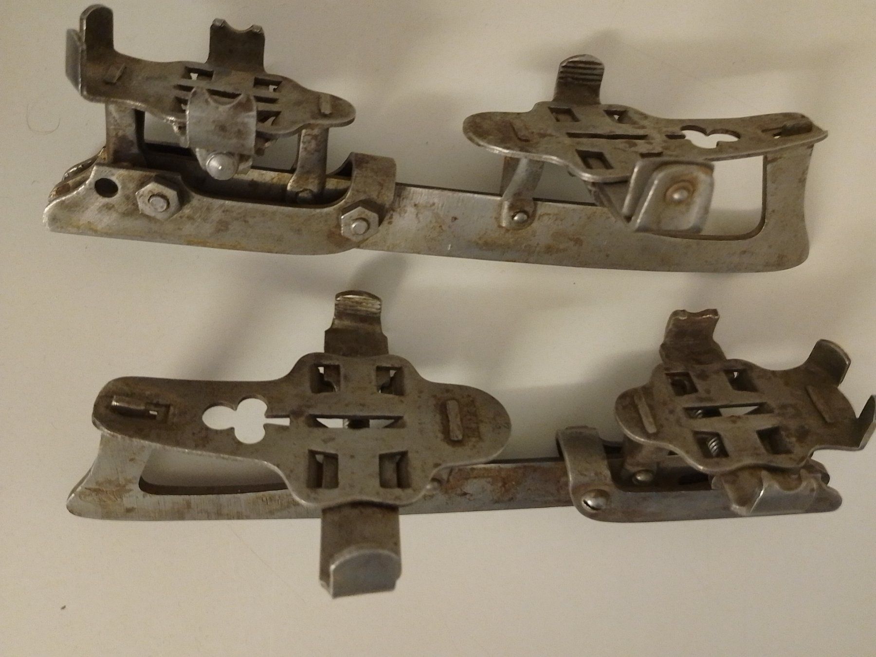 Pattini da ghiaccio: Vintage Kinder Schlittschuhe Metall antike Eislaufschuhe rar – Usato da Zürich venduto da flora044