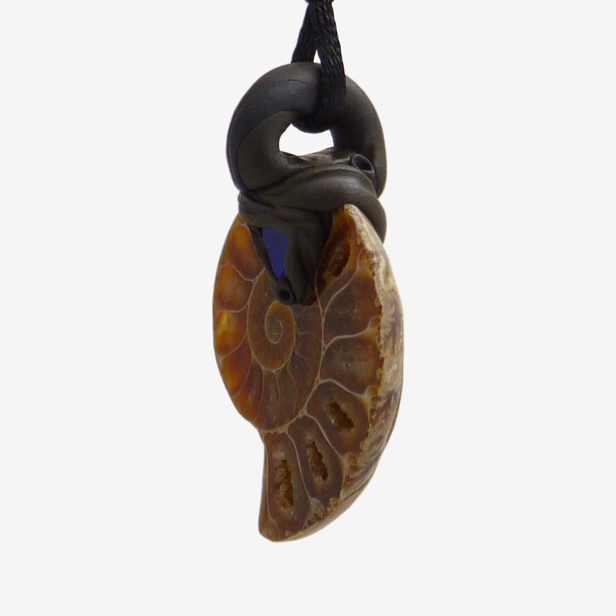 Fossili: Ammonit Steinanhänger (Fossil) mit eingefasstem Lapislazuli – Nuovo e nell'imballaggio originale da Meilen venduto da Kaleidoskopia 1