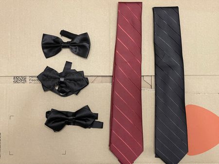 Neu & Unbenutzt: Set aus 2 Krawatten & 3 Fliegen