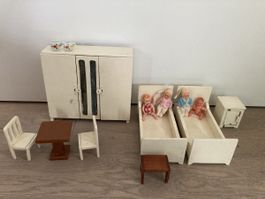 Antike Puppenhausmöbel inklusive 4 Puppen, 14-teilig