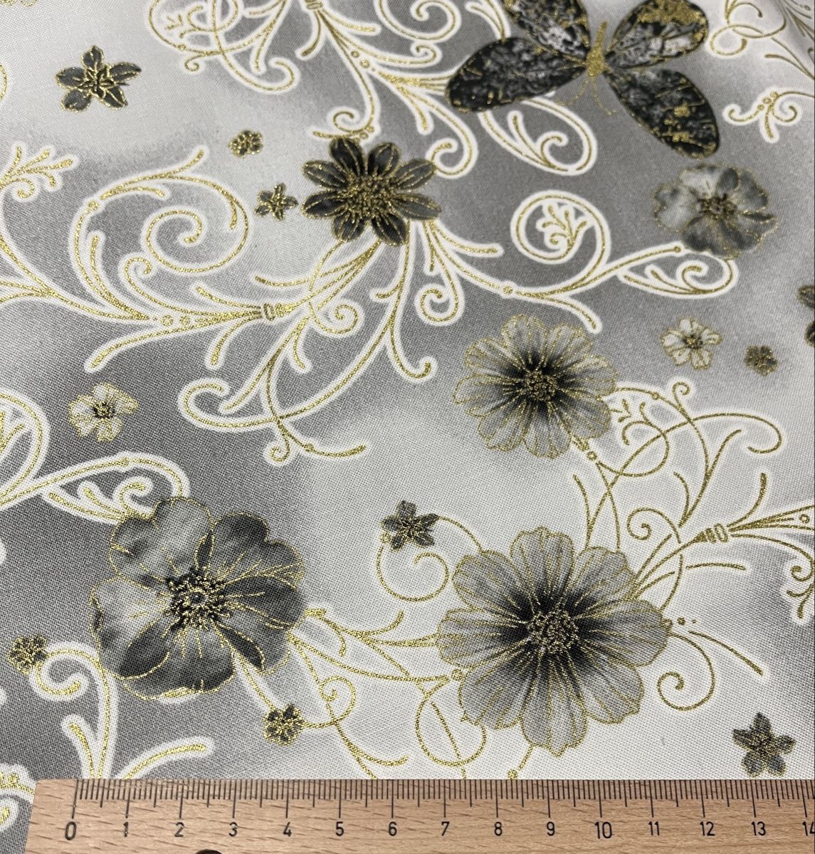 Tessuti: Patchworkstoff Schmetterlinge, Blumen, Ornamente in grautöne – Nuovo (secondo la descrizione) da Seuzach venduto da KreativmitStoff 2