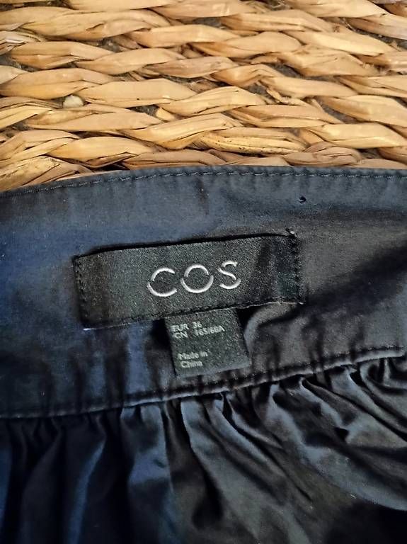 Cos Gonne: Minimalistischer Rock von Cos – Usato da Zürich venduto da Melianea 1