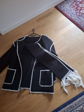 Schwarze Winterjacke mit Fransen, Gr. M - Sehr guter Zustand