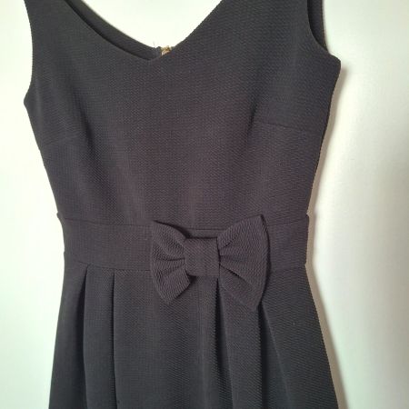 NEUVE Robe noire avec noeud sur le devant, taille M