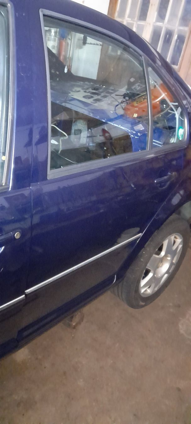 Tutti pezzi di ricambio auto: Türe VW Bora – Usato da Cham venduto da vento9