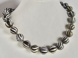 Collier Schwarz-Weiss aus Glas mit viel Silber