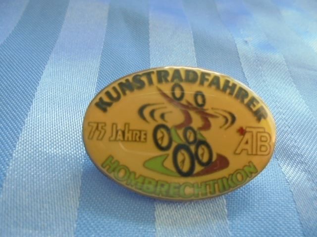 Plaketten & Abzeichen: 3 Pins – Gebraucht aus Hinwil von Glasperlen 3