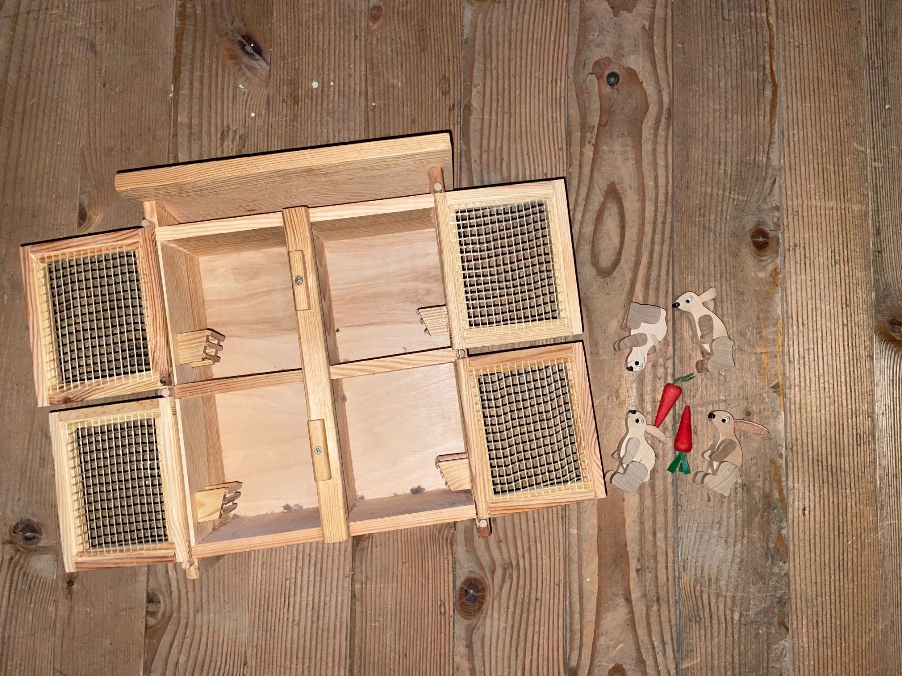 Giocattoli: Hasenstall Holz (4 Hasen, 2 Karotten) – Usato da Erlinsbach SO venduto da Joenisecondhand 1