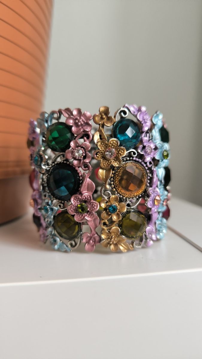 Bracelets: Bunter Blumenarmreif, elastisch – D'occasion à Seuzach par laj_p6gj 2