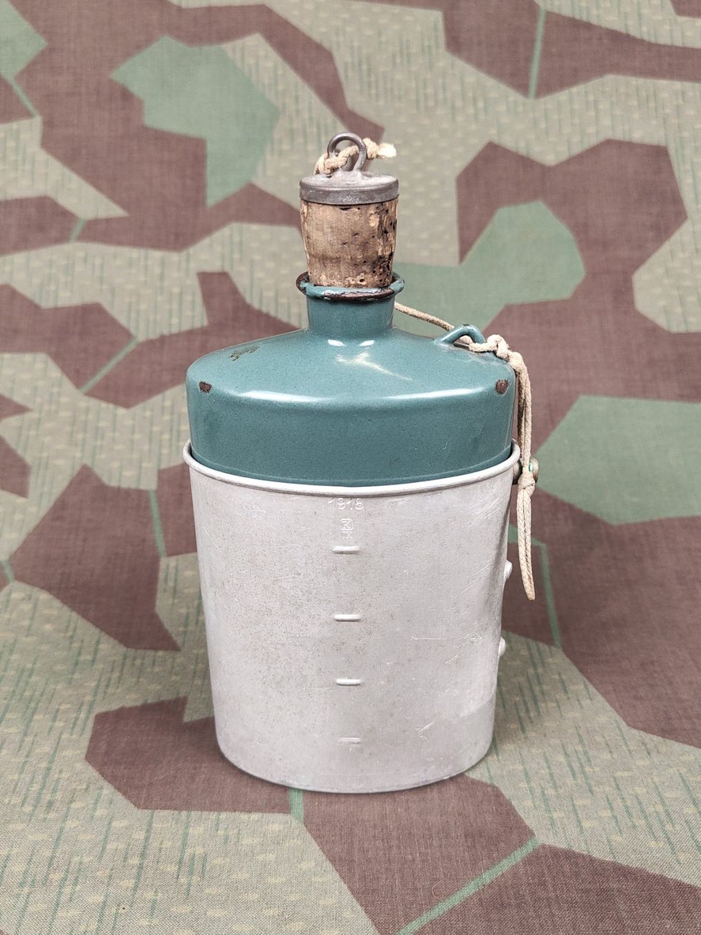 Schweizer Armee Uniformi: Feldflasche Ord. 1914/17 dunkeloliv – Usato da Bauma venduto da SwissMilitaria