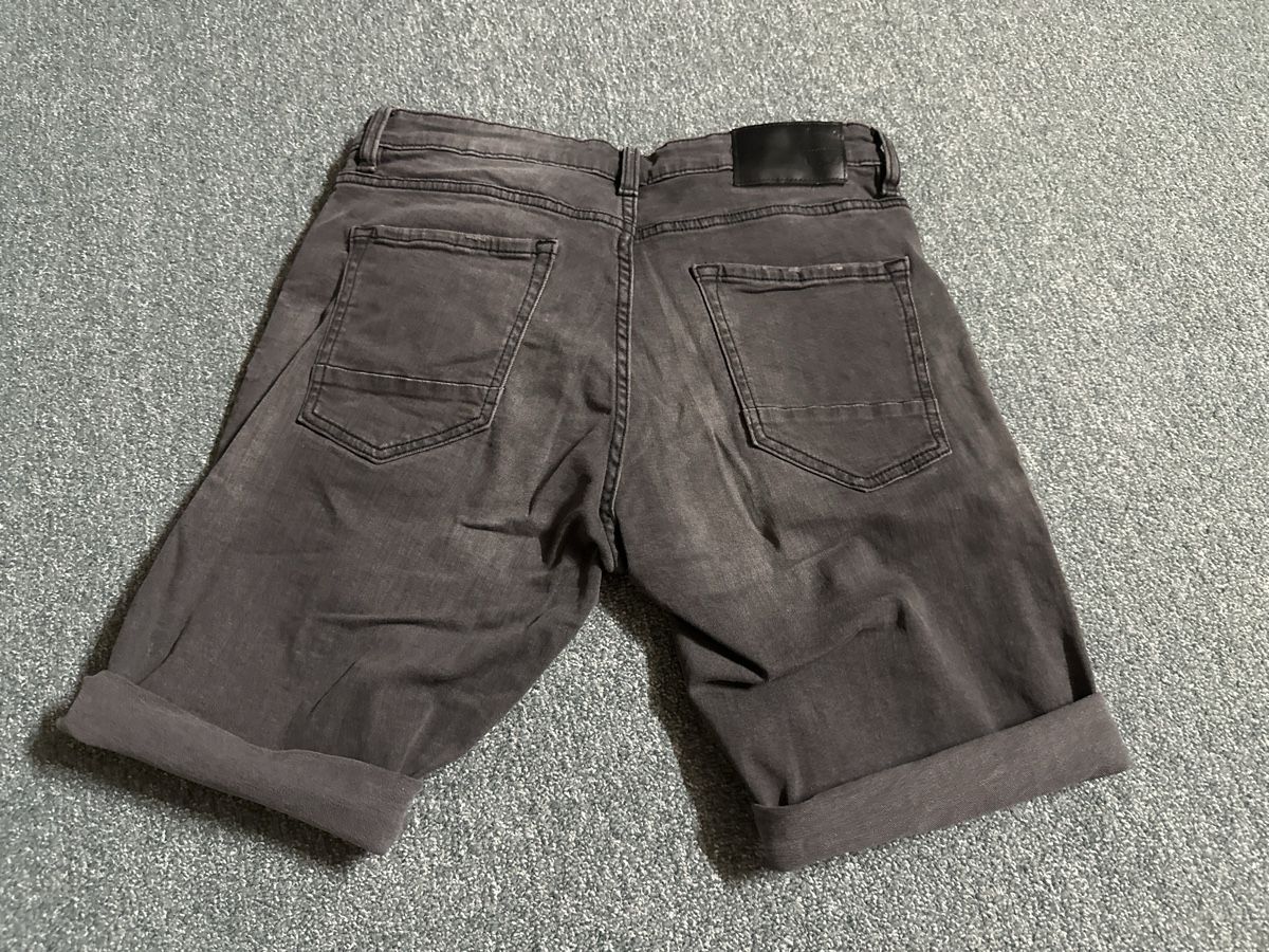C&A Jeans: Kurze Jeans dunkelgrau Gr 30 – Gebraucht aus Baltschieder von YmroBe 1