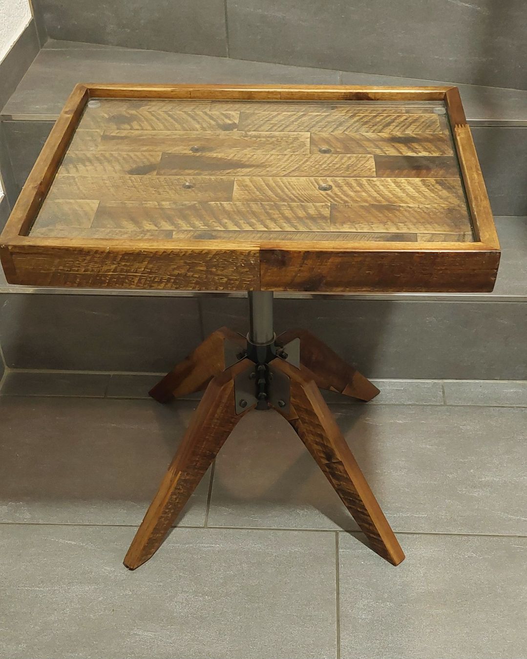 Pfister Comodini: Beistelltisch – Usato da Hendschiken venduto da Piedi