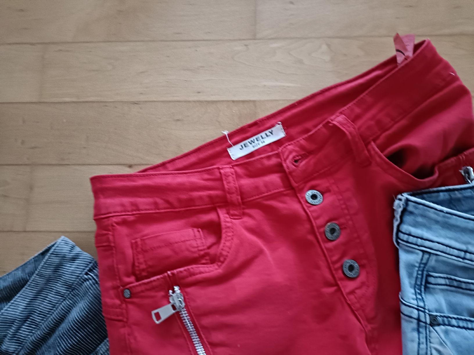 Lotti di vestiti: 3/4 Hosen Damen  – Usato da Gossau SG venduto da scania1509 2