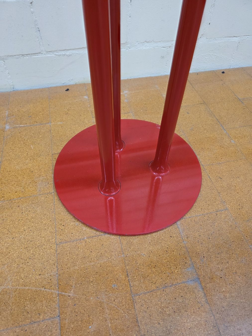 Guardaroba: Frost - Wishbone Designer Kleiderständer – Usato da Lichtensteig venduto da Usedinstorecom 4