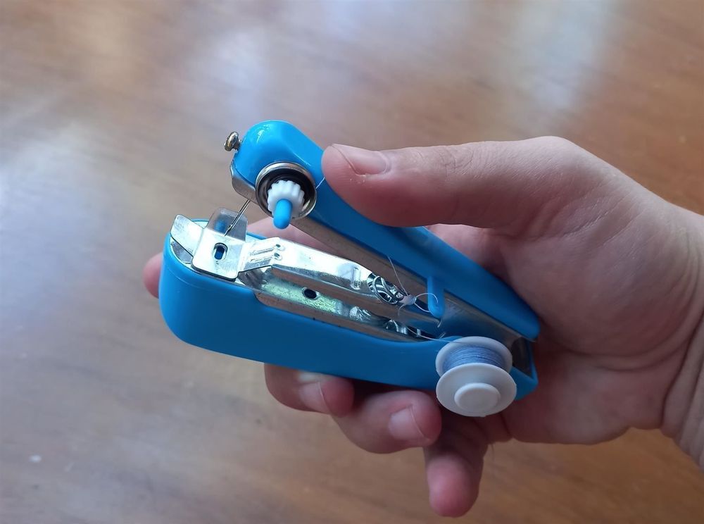 Mini Nähmaschine für unterweg Machine à coudre de voyage Kaufen auf