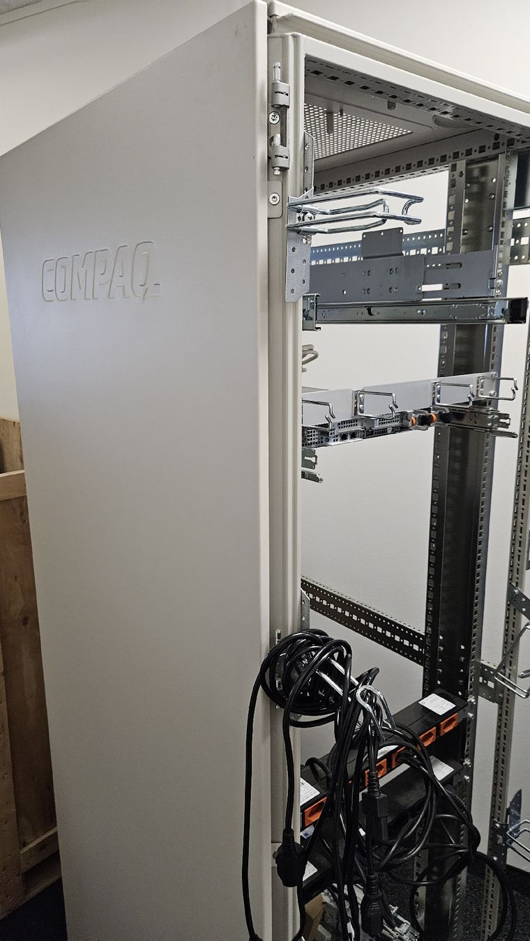 Compaq Racks & Ständer: Compac, Server Rack, offen, 1900H, 800T – Gebraucht aus Weggis von CEDAEL