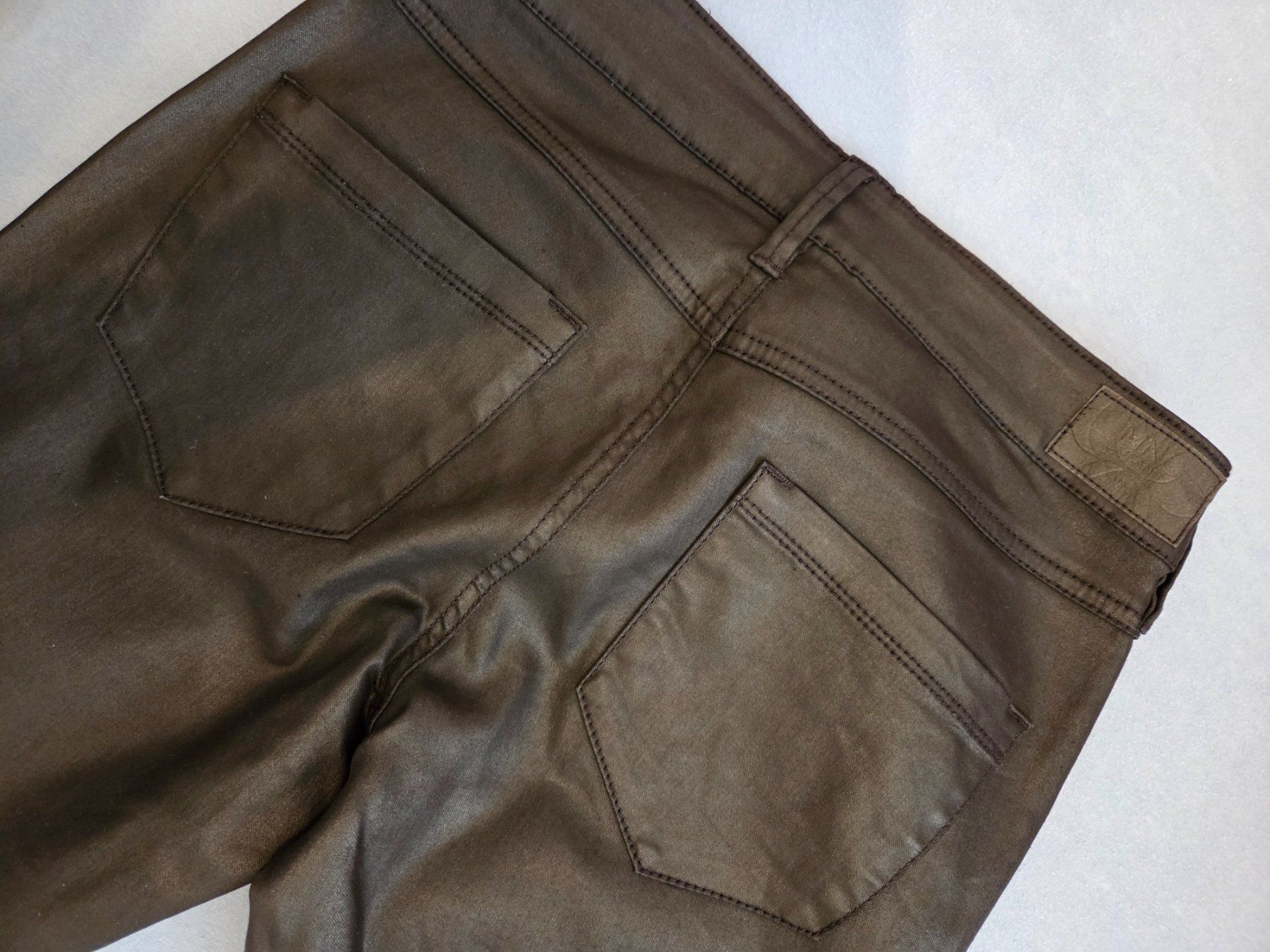 Mango Pantaloni: MANGO Kunstlederhose – Usato da Emmen venduto da GrabandGo 3