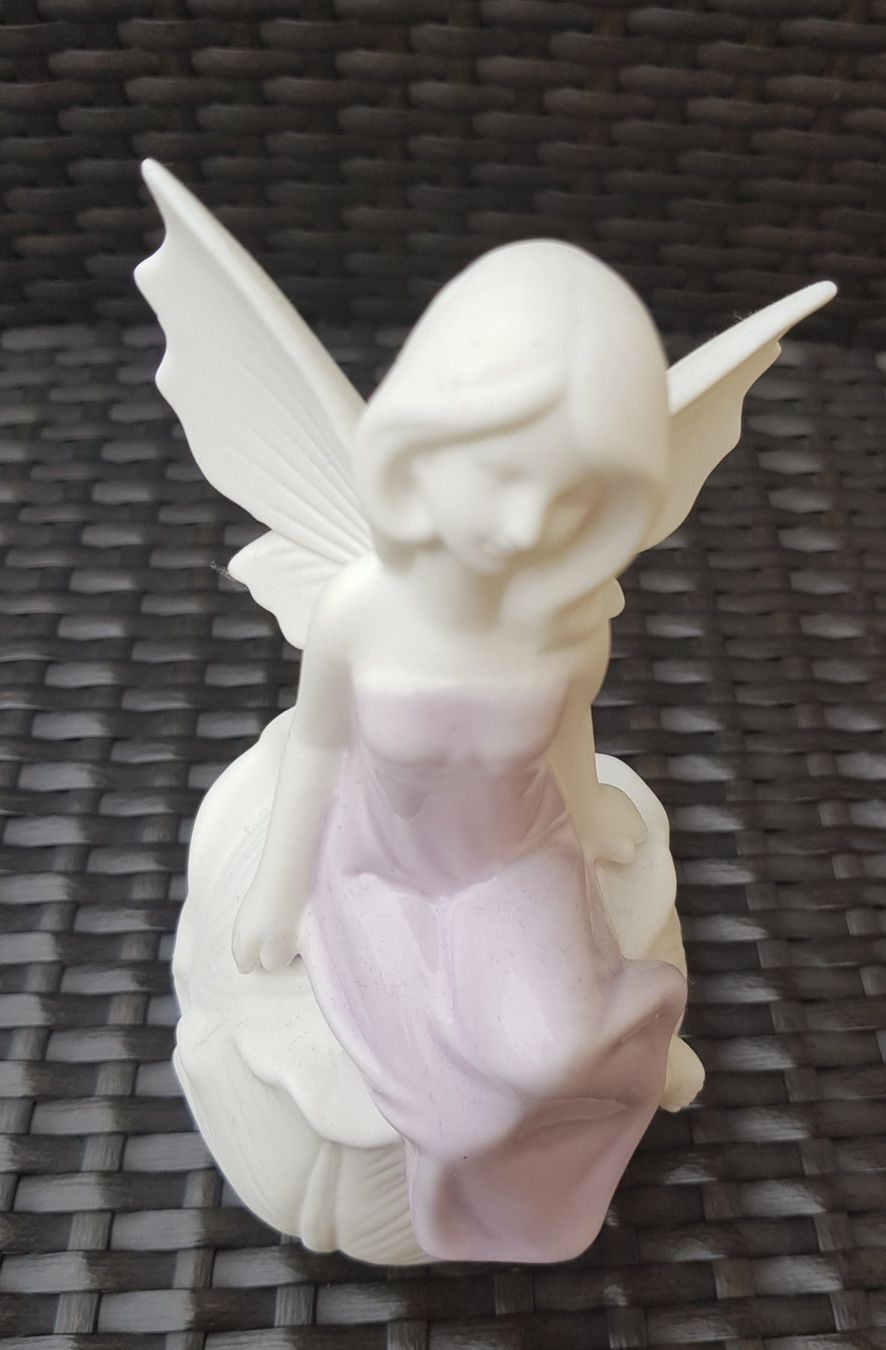 Statuette: ENGEL sitzend mit Flügel – Usato da Killwangen venduto da Marc-Antonio 1