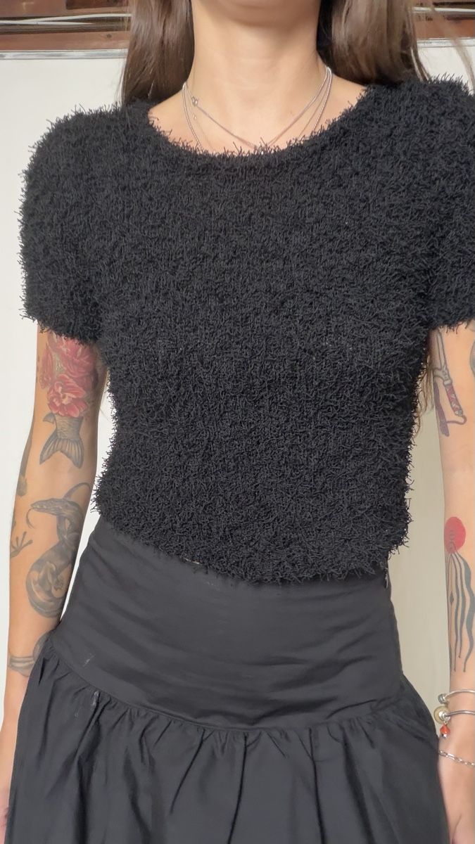 Mango Top: Mango black fuzzy crop top – Usato da Knonau venduto da Grapesvintage 4