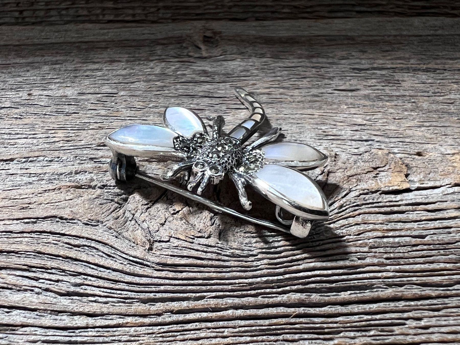Spille & Fermagli: Brosche Libelle im Jugendstil Silber Perlmutter u Markasiten – Nuovo (secondo la descrizione) da Bern venduto da Jiffy 4