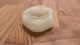 Elegante Vase aus Milchglas - perfekt für jede Dekoration