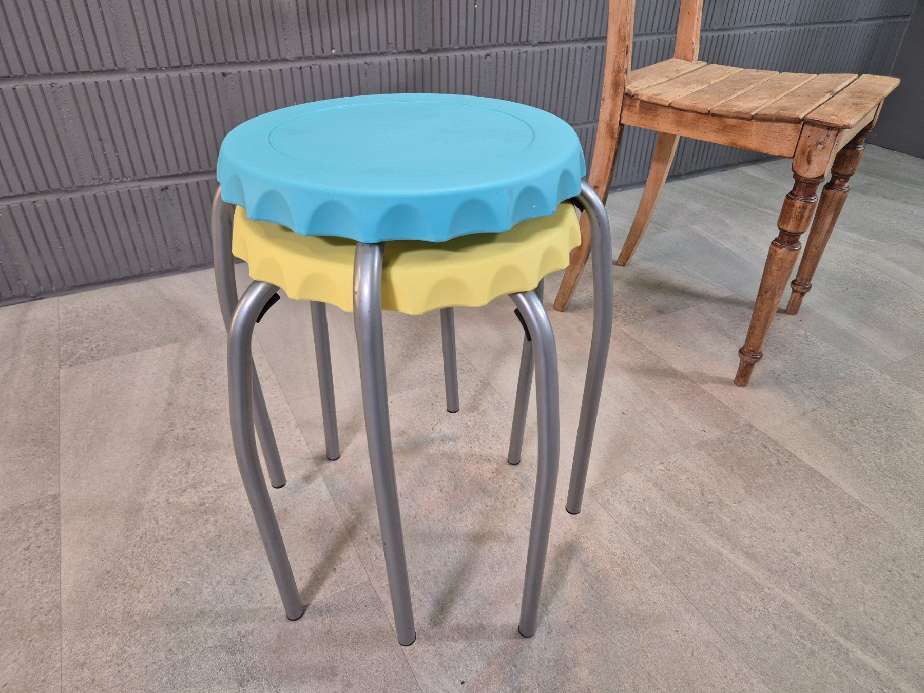 Sgabelli: 2 Kult Bierdeckel Stool Hocker,Stapelhocker,Tabouret,Höcker – Usato da Nottwil venduto da Wondewa-Shop