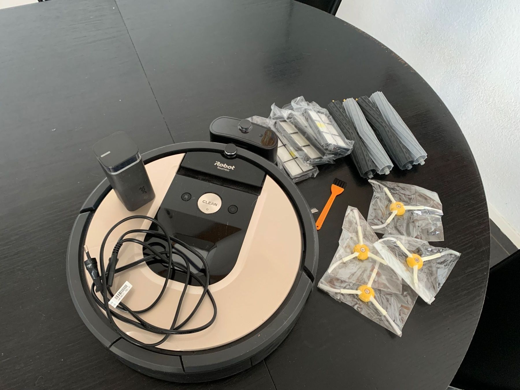 Irobot Staubsauger & Zubehör: iRobot Roomba 966 Saugroboter mit Zubehör – Gebraucht aus Worben von Golftinu