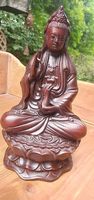 Guanyin Figur auf Lotostron  Edle Holzoptik (26 cm)