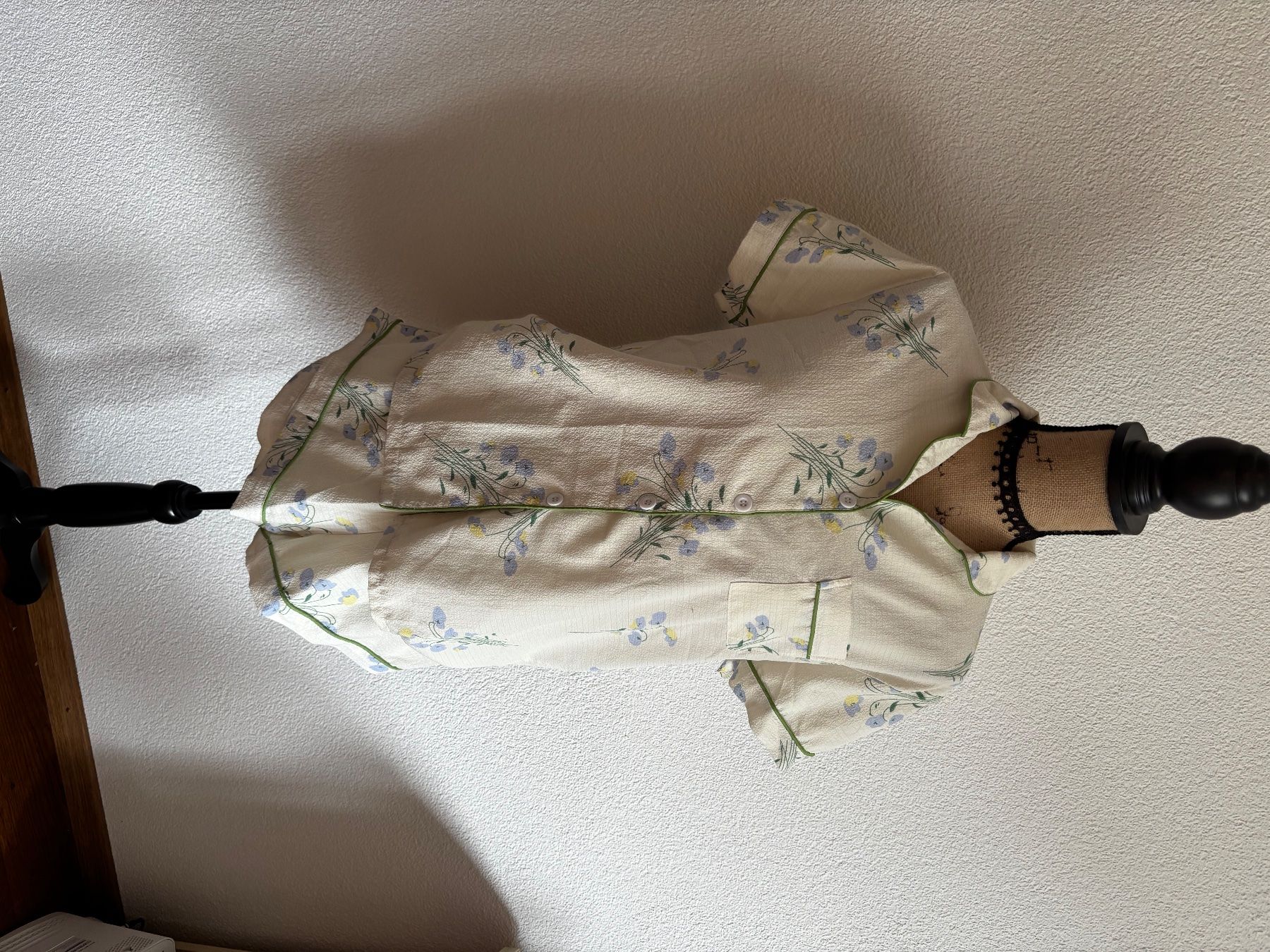 Negligees & Pigiami: Pyjama Kurzarm Hose Blumenmuster Weiss Grösse M – Usato da Fraubrunnen venduto da Sxhiina01 3