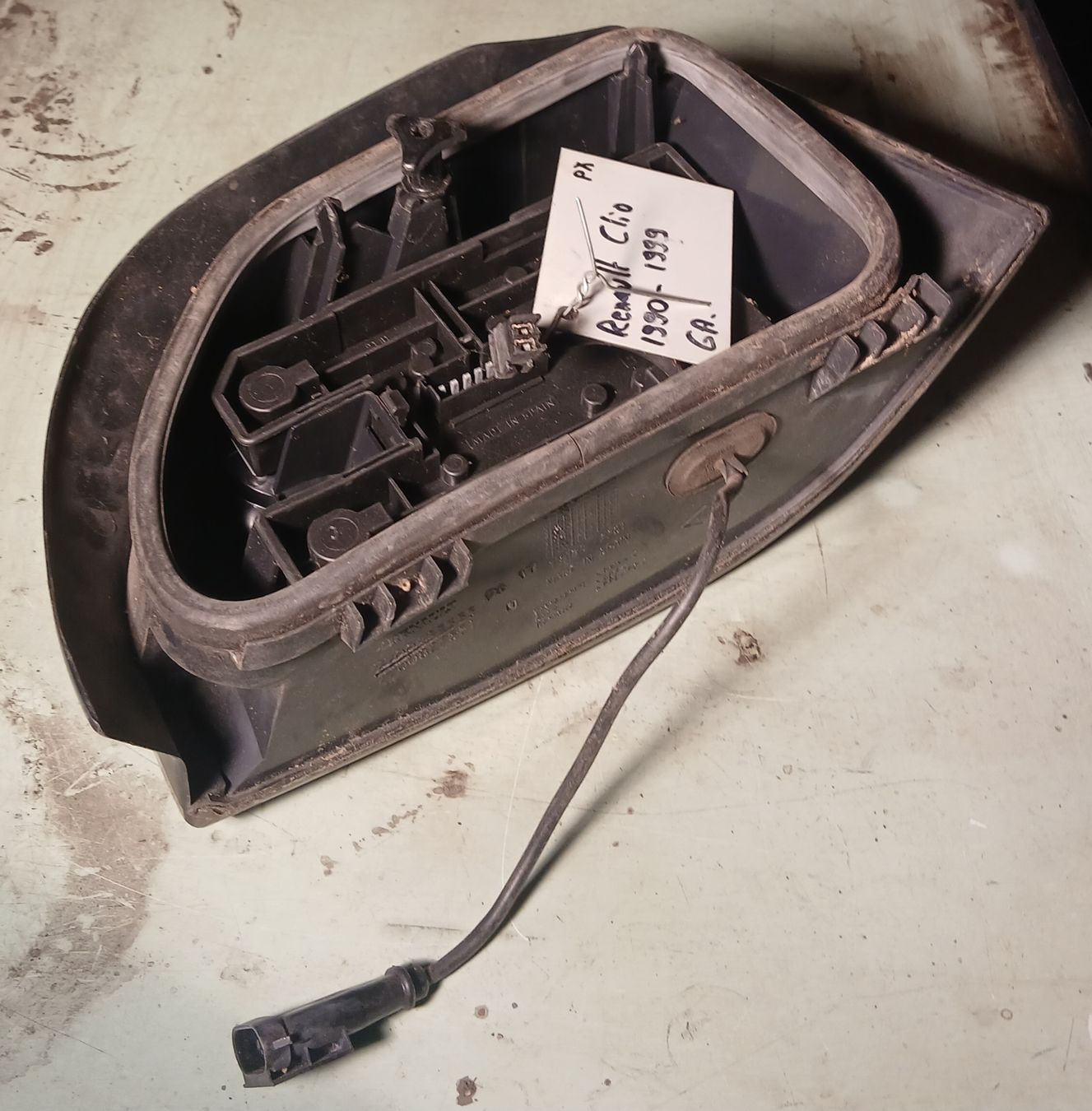 Fari: Feu arrière gauche Renault action 1990-1999 – Usato da la heutte venduto da Auto-stock 1