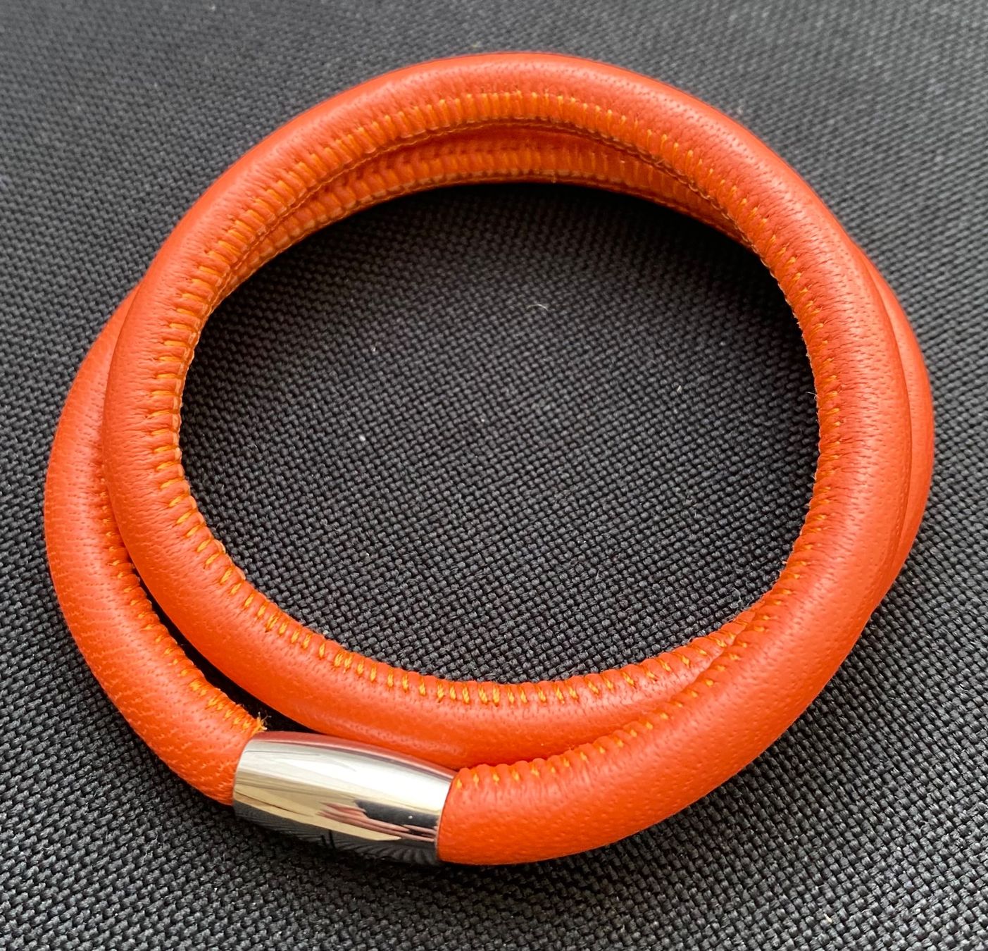 Bracciali & Braccialetti: Lederarmband 40cm, Verschluss magnetisch, orange – Usato da Reichenburg venduto da Noxima 2