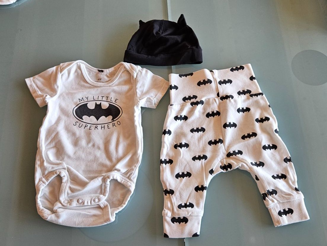 H&M Lotti & Set di vestiti: Ensemble bébé Batman, bonnet, body et pantalon – Usato da Villars-sur-Glâne venduto da Daytona20
