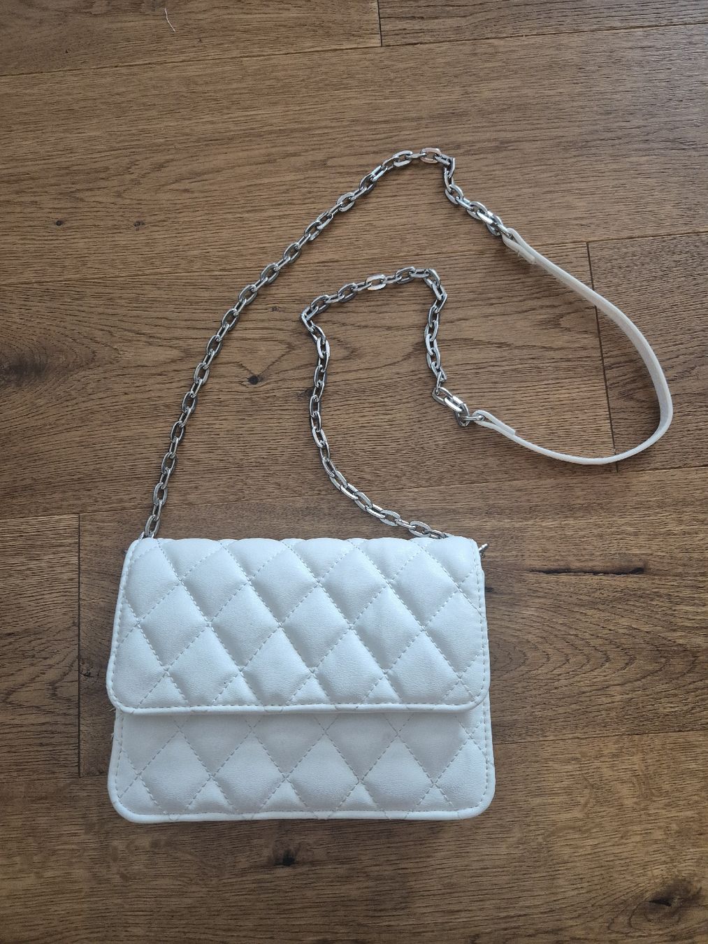 Borse da donna: Weisse Umhängetasche mit Kette. – Usato da Römerswil LU venduto da cfm_j789 1