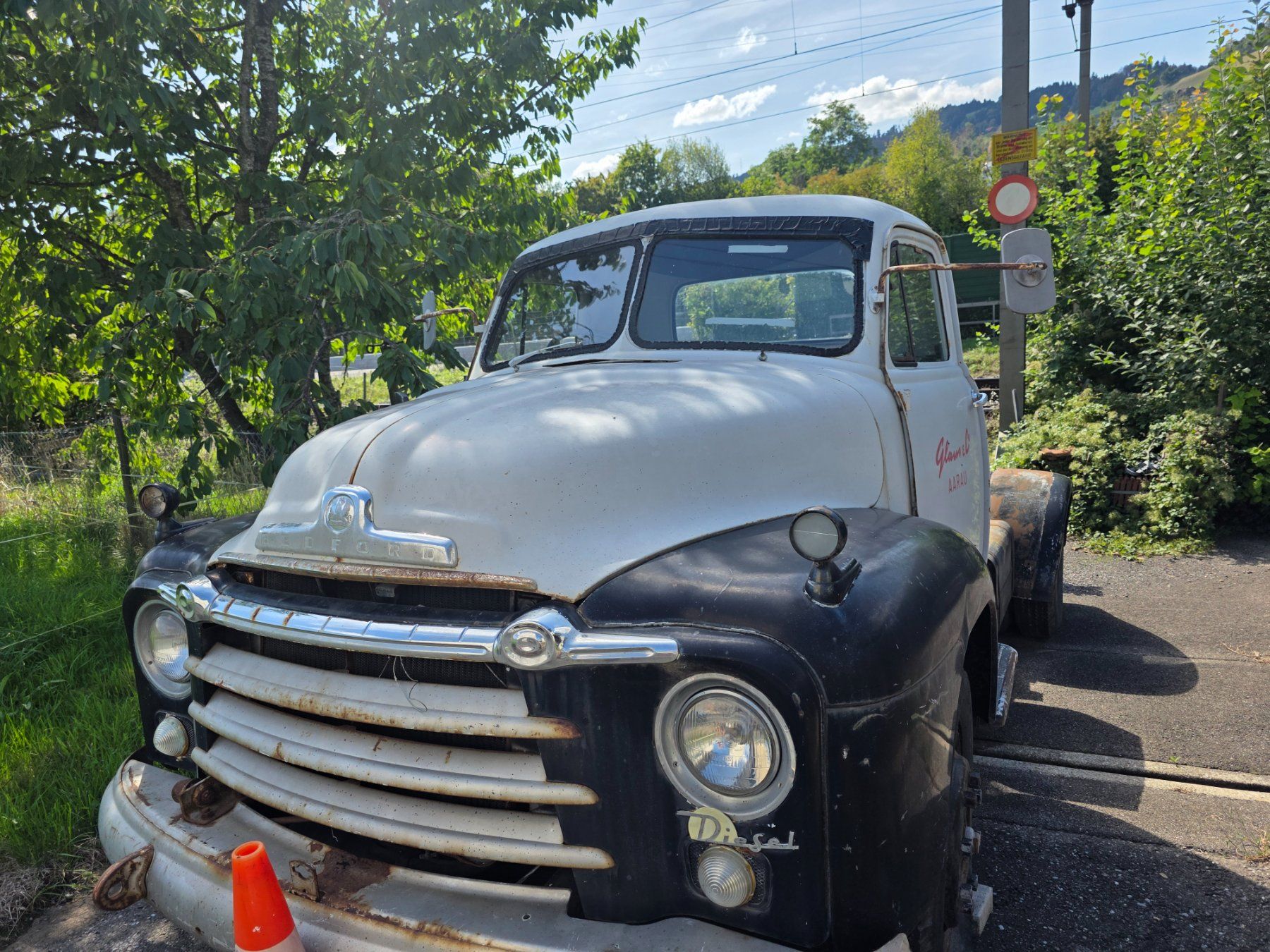 Ford Autos: Bedford ca. 1957  Lastwagen Oldtimer unrestauriert – Défectueux à Risch par Schnellerblitz