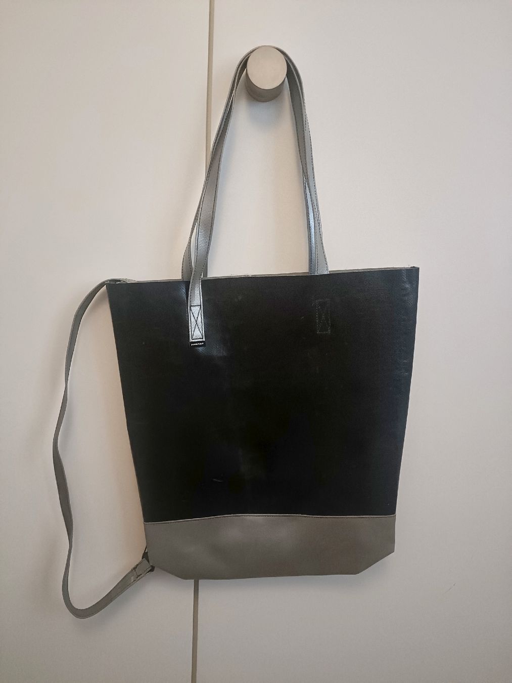 Freitag Taschen: Freitag Maurice Schwarz-Silber – Gebraucht aus Chur von 2HandSoul