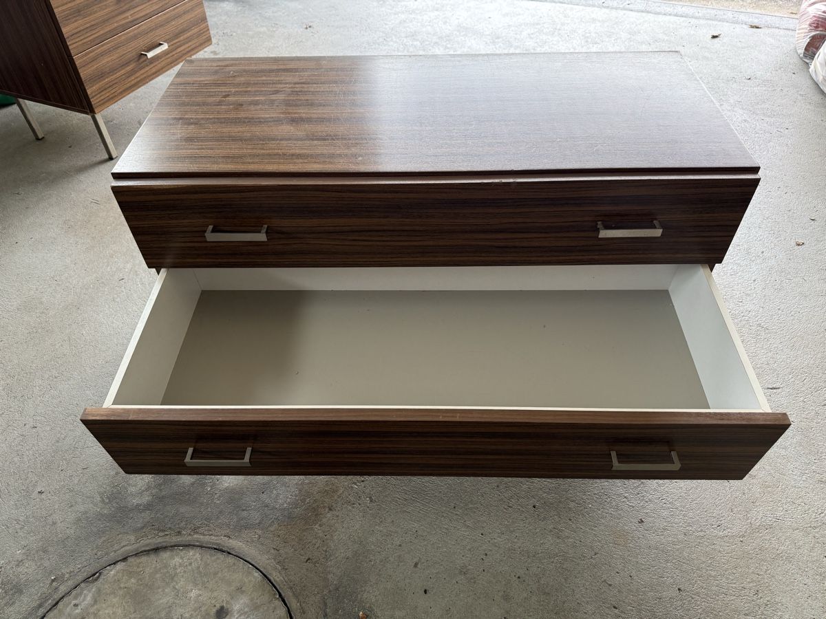 Cassettiere: Kommode mit Schubladen Nussbaumfurnier 94 cm  breit gebrauch – Usato da Widnau venduto da nad_z7bn 1
