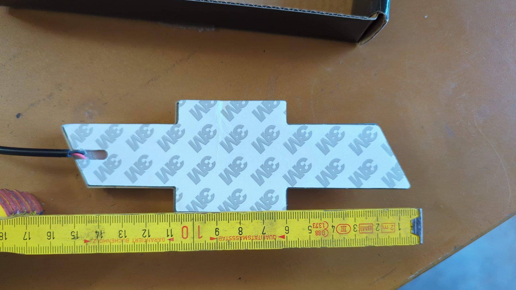 Tutti pezzi di ricambio auto: Chevy Bowtie Logo beleuchtet Rot – Nuovo e nell'imballaggio originale da Walenstadt venduto da Dreamtronic 3